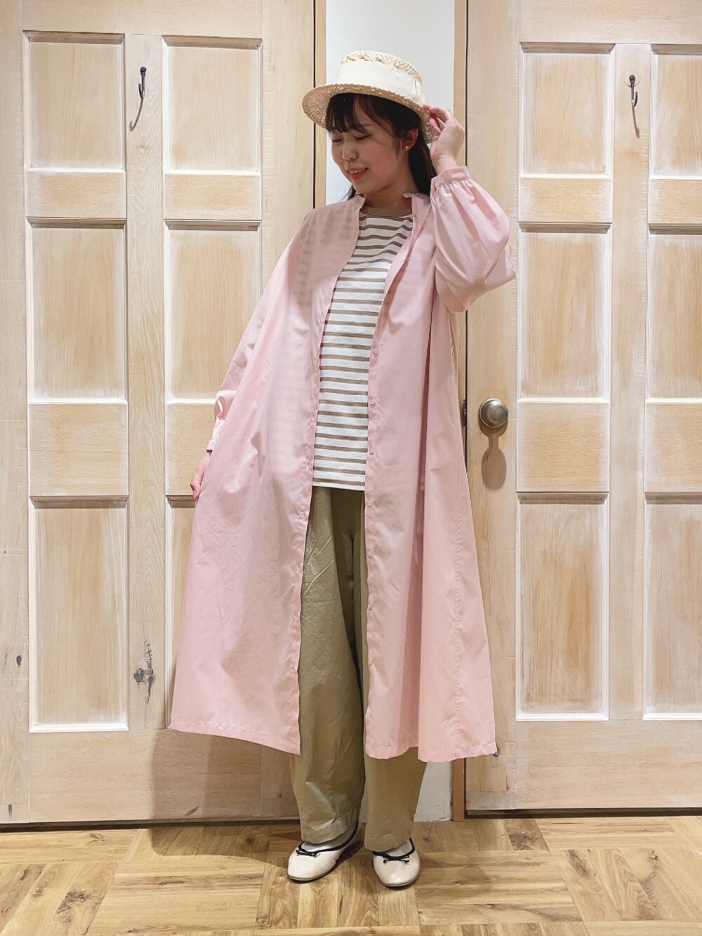 ベージュ系のTシャツ/カットソー、ベージュ系のカーゴパンツ、ベージュ系のドレスシューズを着用したレディースの春コーディネートの1枚目の写真