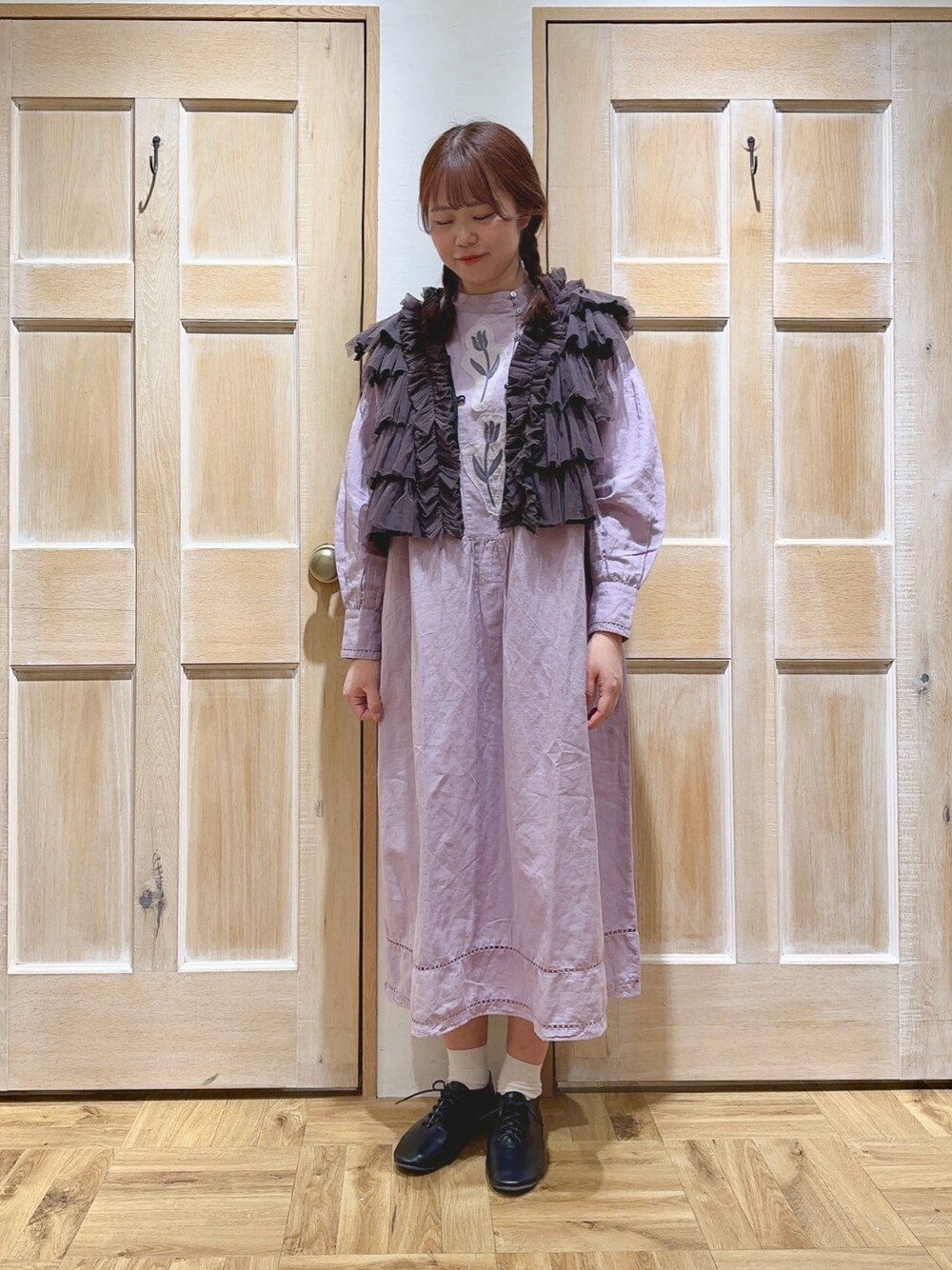 パープル系のワンピース、ブラック系のベスト、その他のその他を着用したレディースの冬コーディネートの1枚目の写真