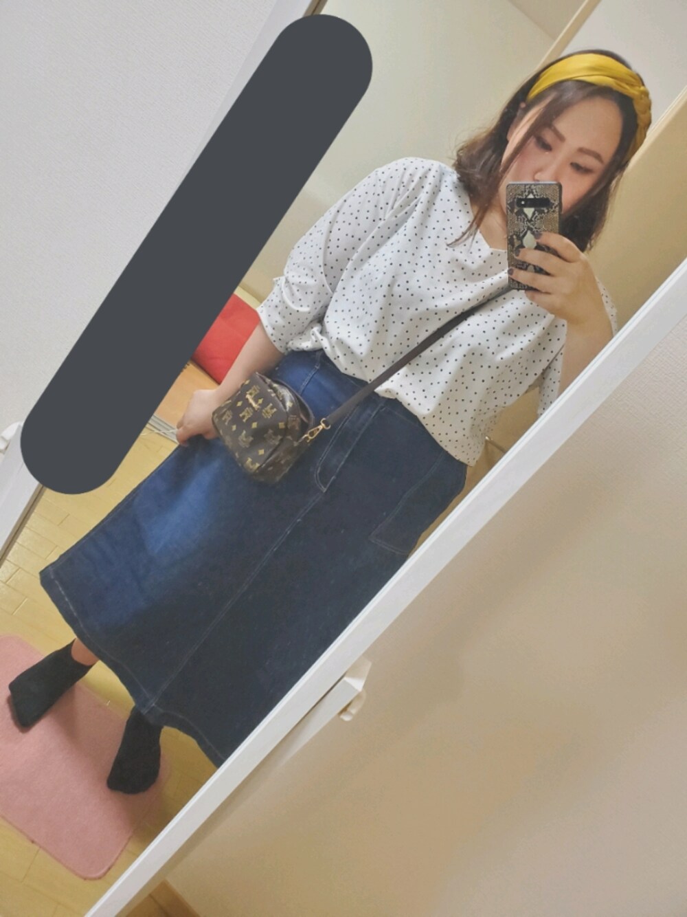 ホワイト系のTシャツ/カットソー、ブルー系のデニムスカート、ブラウン系のショルダーバッグを着用したレディースの秋コーディネートの1枚目の写真