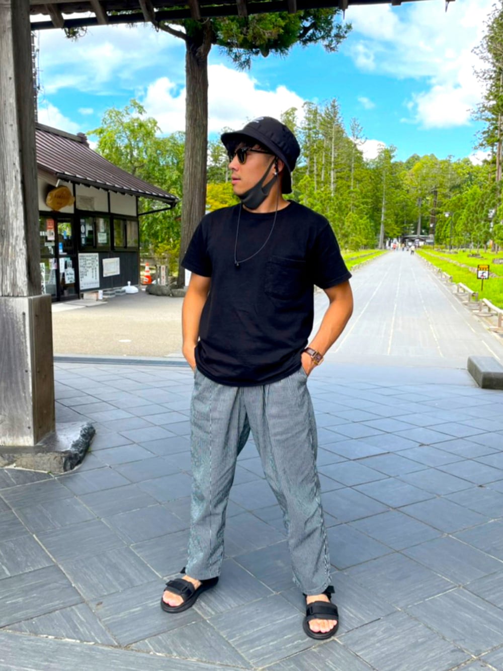 ブラック系のシャツ/ブラウス、ホワイト系のその他パンツ、ブラック系のサンダルを着用したメンズの夏コーディネートの1枚目の写真