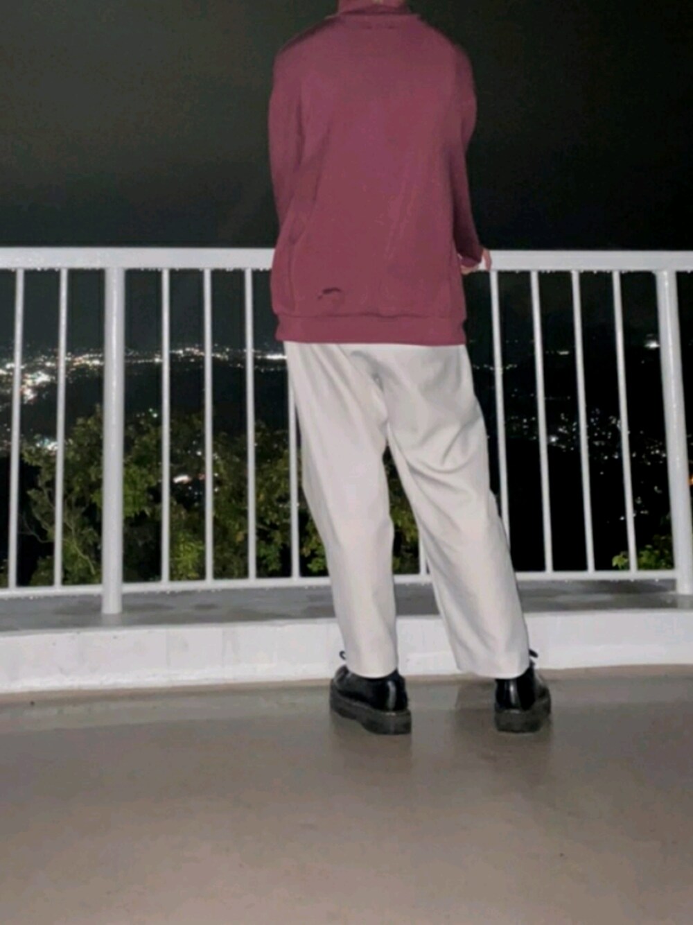 レッド系のTシャツ/カットソー、ホワイト系のその他パンツ、ブラック系のブーツを着用したメンズの秋コーディネートの1枚目の写真