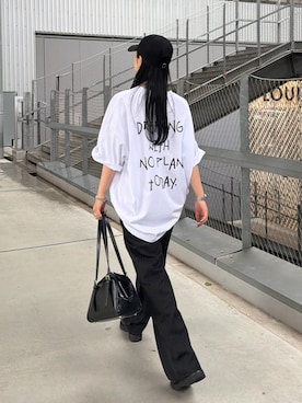 「COLONY 2139（コロニートゥーワンスリーナイン）のグラフィックBIGTシャツ（Tシャツ/カットソー、ホワイト系）」を使った、misaki☺︎さん（レディース・160cm）の春コーディネート