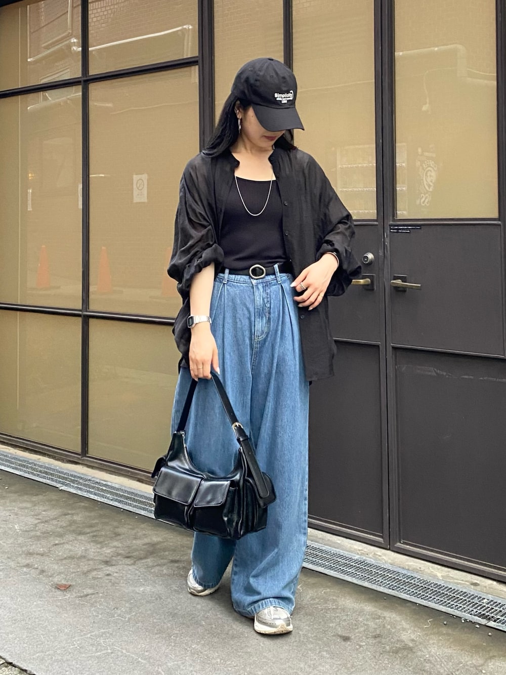 ブラック系のシャツ/ブラウス、ブラック系のキャミソール、ブルー系のデニムパンツを着用したレディースの夏コーディネートの1枚目の写真