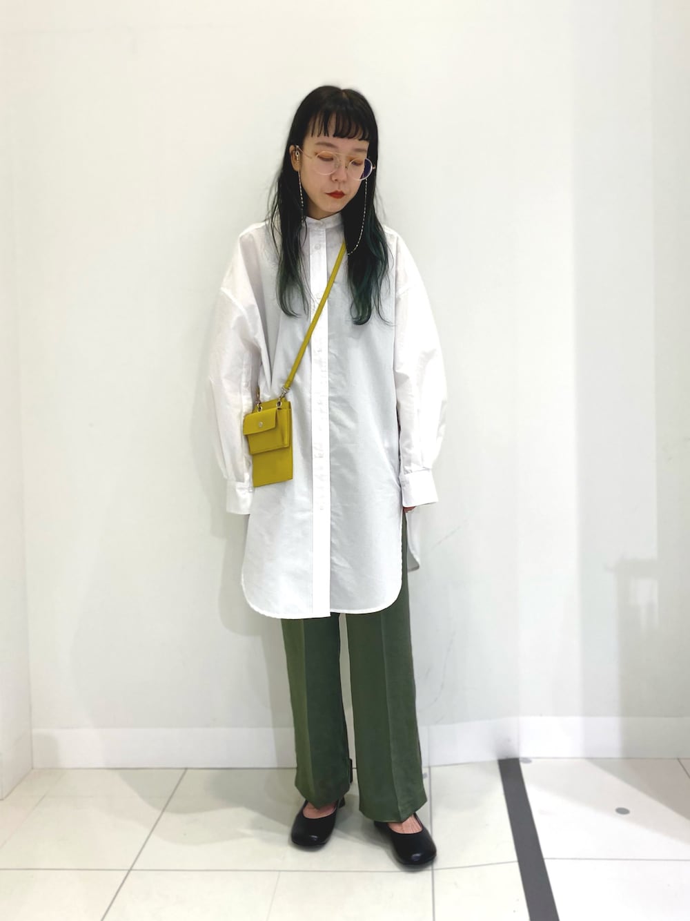 ホワイト系のシャツ/ブラウス、グリーン系のその他パンツ、イエロー系のショルダーバッグを着用したレディースの夏コーディネートの1枚目の写真