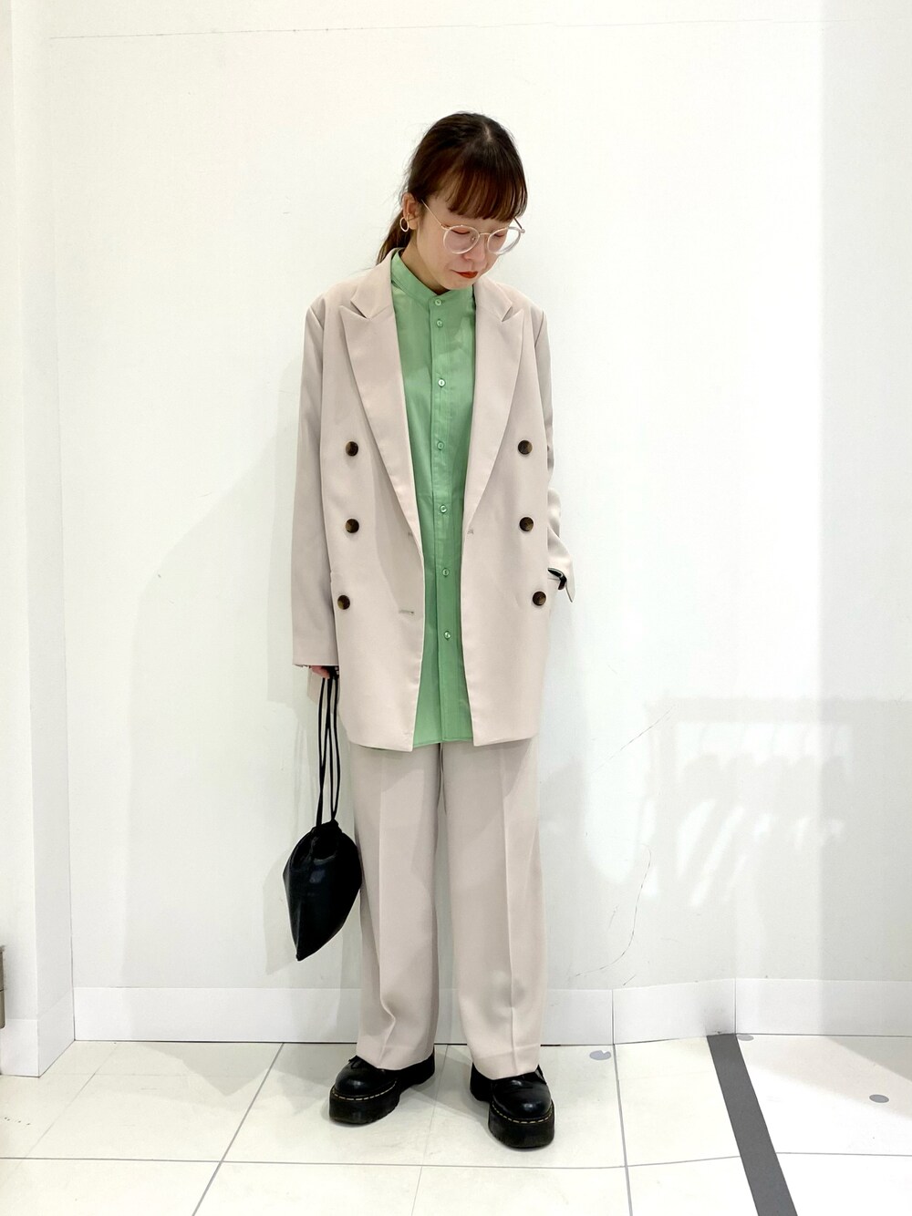 グリーン系のシャツ/ブラウス、ベージュ系のその他パンツ、ベージュ系のテーラードジャケットを着用したレディースの冬コーディネートの1枚目の写真