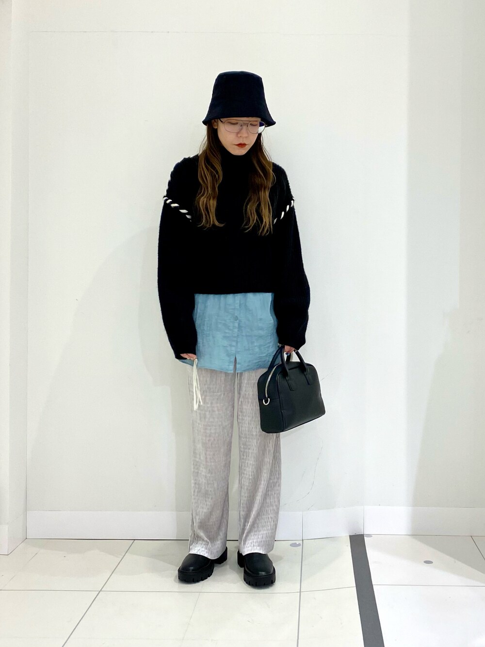 ブラック系のボストンバッグ、グレー系のその他パンツ、ブラック系のニット/セーターを着用したレディースの冬コーディネートの1枚目の写真