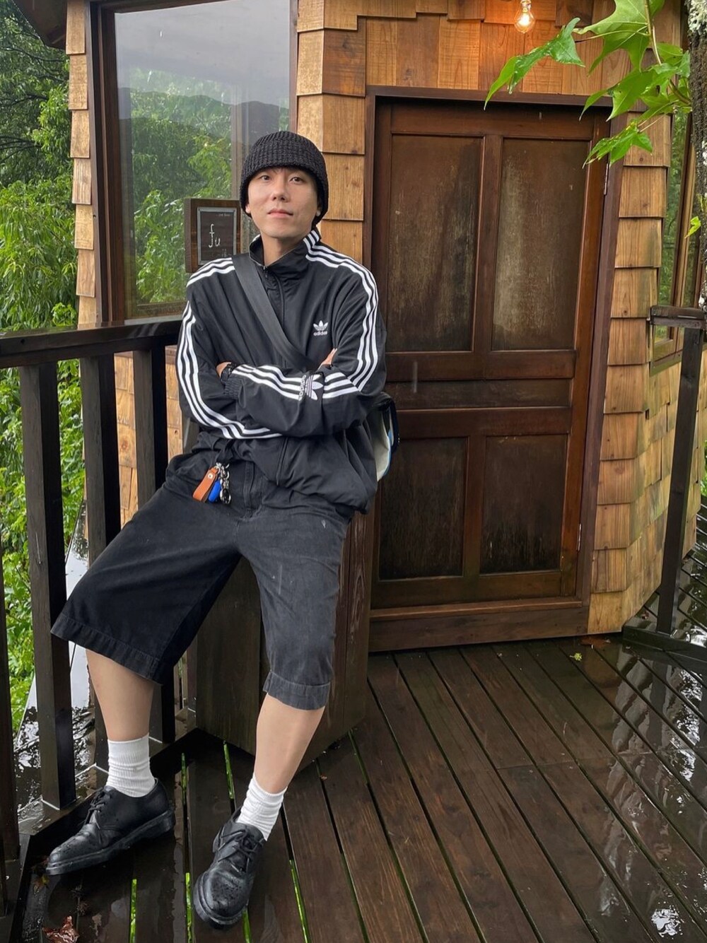 「お出かけコーデ、古着MIX、シャツスタイル、秋服準備はじめました、adidas originals、adidas、アディダス、ハーフパンツ、トラックジャケット、ジャージ、韓国ファッション」｜「RACALの＜Racal＞ メランジ ニット チューリップ ハット（ハット、ブラック系）」を使った、창경さん（メンズ・173cm）の夏コーディネートの1枚目の写真