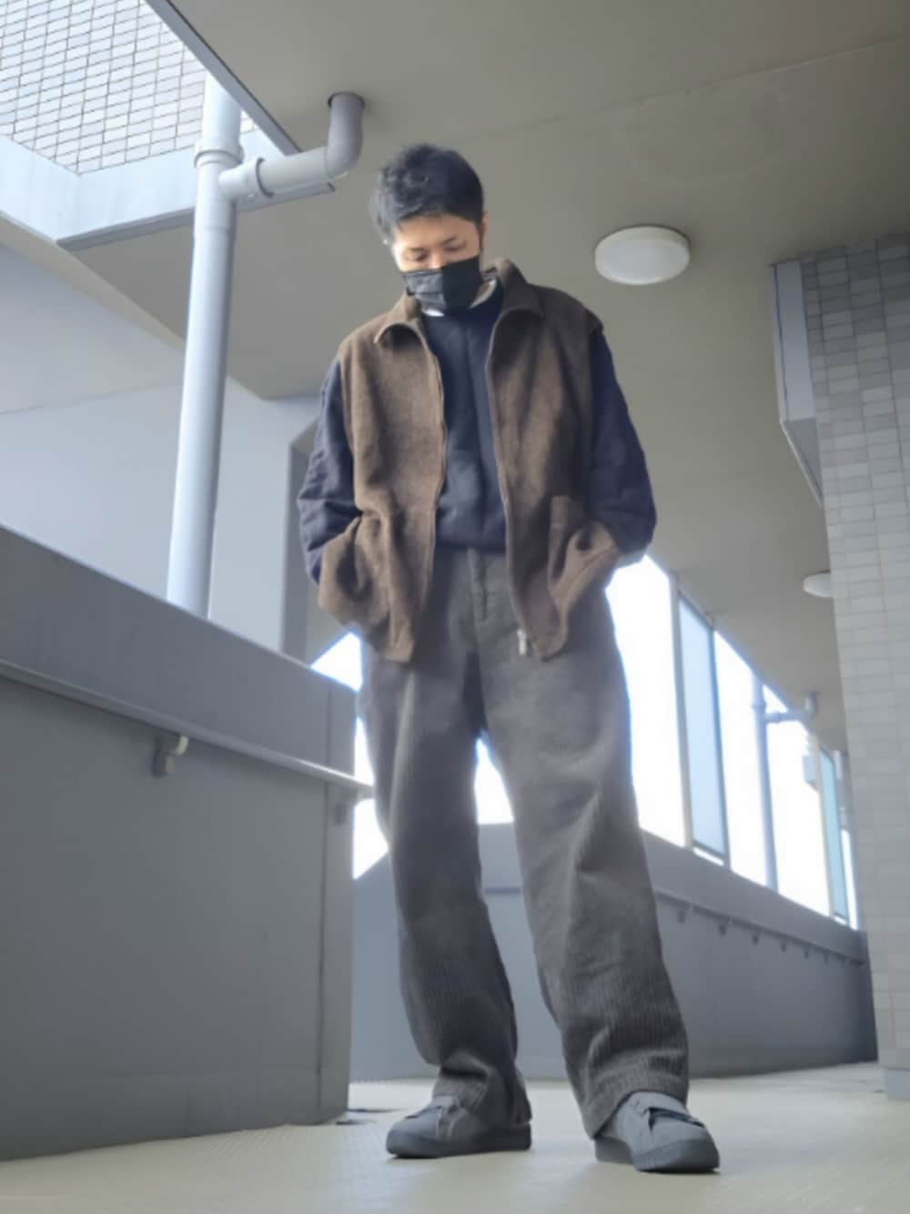 「ベスト、スウェット、コーデュロイパンツ、ゆるコーデ」｜「Barbourのアイテム（ベスト、グリーン系）」を使った、磨木師さん（メンズ・176cm）の春コーディネートの1枚目の写真