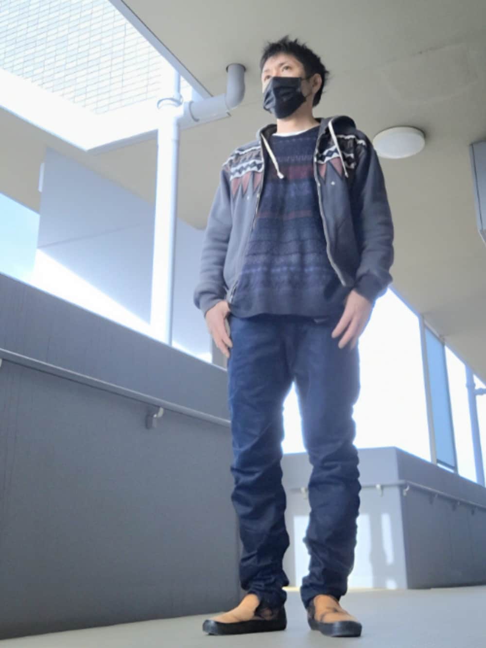 「ジップパーカー、ニット、柄、ジーパン、デニムパンツ、スリッポン、春」｜「The Flat Headのアイテム（パーカー、グレー系）」を使った、磨木師さん（メンズ・176cm）の春コーディネートの1枚目の写真