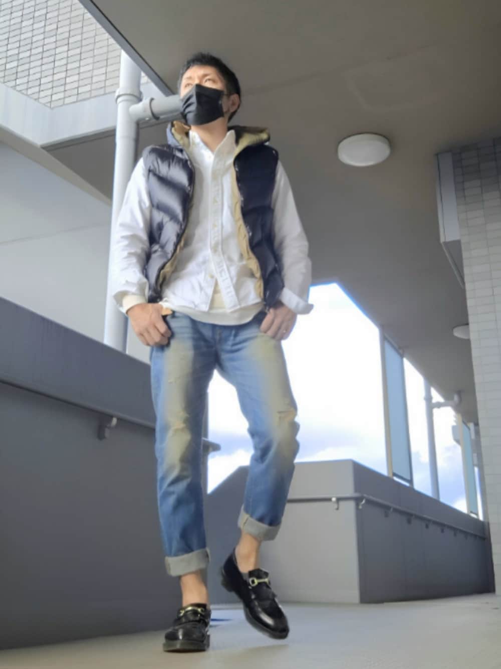 「シャツスタイル、ダウンベスト、レイヤードスタイル、ジーパン、デニムパンツ、ロールアップ、ビットローファー」｜「DUAL VOICE のアイテム（ダウンベスト、ブラック系）」を使った、磨木師さん（メンズ・176cm）の春コーディネートの1枚目の写真