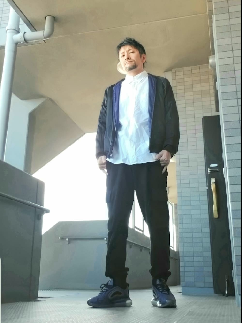 「秋冬コーデ、ストリート、スカジャン、白シャツ、シャツ、カーゴパンツ、リバーシブル、スニーカー、エアマックス720、パープル、紫、愛のサラダチキン、おたんび」｜「HAREのリバーシブルスカジャン(HARE)（ブルゾン、ブラック系）」を使った、磨木師さん（メンズ・176cm）の冬コーディネートの1枚目の写真