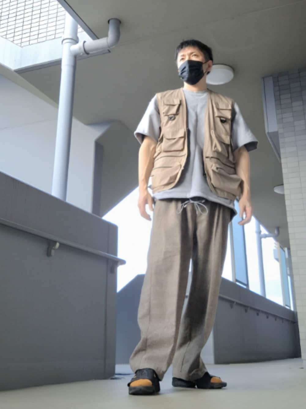 「ベスト、シンプルスタイル、サンダル、スラックス、ポンプフューリー」｜「lot holonの【lot holon/ロット ホロン】 カットオフ ビッグTシャツ（Tシャツ/カットソー、グレー系）」を使った、磨木師さん（メンズ・176cm）の夏コーディネートの1枚目の写真