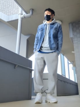 「ブルー」｜「アイテム（スウェットパンツ）」を使った、磨木師さん（メンズ・176cm）の冬コーディネート