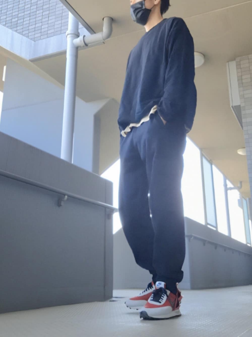 「ブラック、カーゴパンツ、黒、差し色(赤)、daybreak、レイヤードスタイル、スウェットパンツ」｜「Carharttのクリック スウェット パンツ（その他、ブラック系）」を使った、磨木師さん（メンズ・176cm）の春コーディネートの1枚目の写真