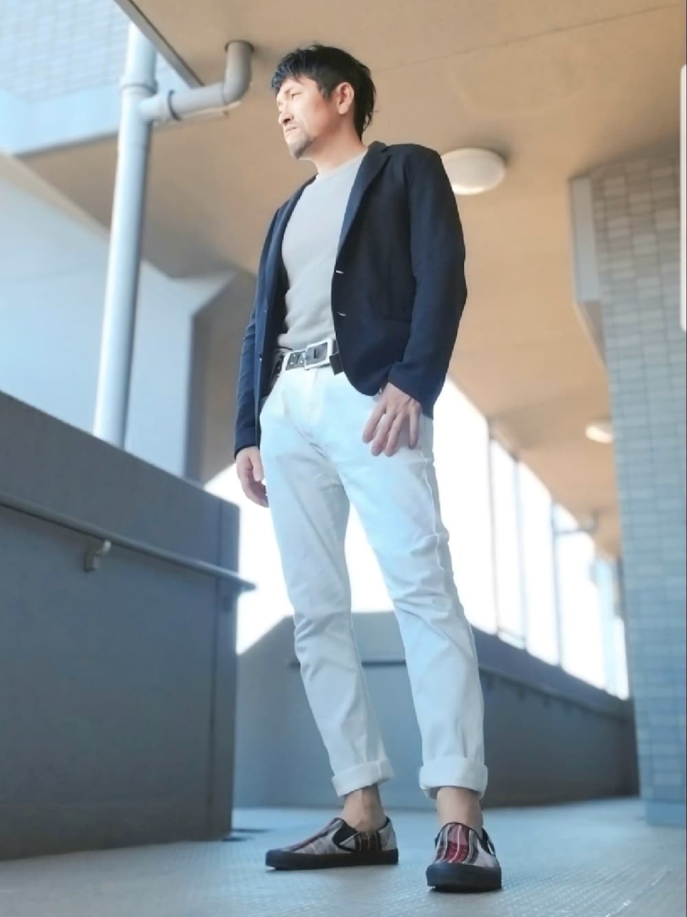 「シンプルスタイル、テーラードジャケット、春服、大人カジュアル、シンプル、ロールアップ、くるぶし見せ、白パンツ、スリッポン、イタリア、ジャストサイズ、3首、シャツイン、ジャケットスタイル」｜「ENTRY SGのアイテム（Tシャツ/カットソー、ホワイト系）」を使った、磨木師さん（メンズ・176cm）の春コーディネートの1枚目の写真