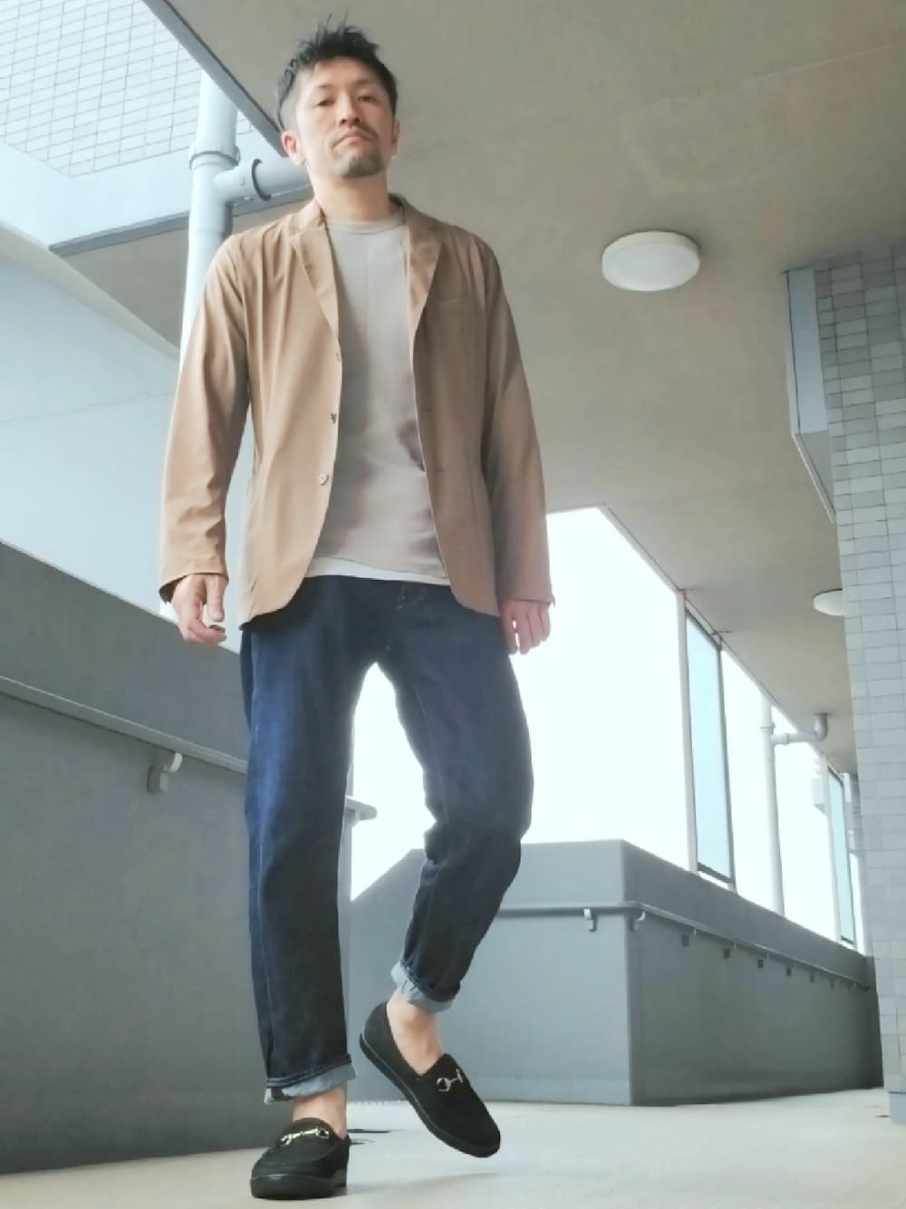 「大人カジュアル、シンプルスタイル、テーラードジャケット、春、シンプル、ジーンズ、デニムパンツ、ビットローファー、レイヤードスタイル、足首出し隊」｜「JOURNAL STANDARD relumeのビット ローファー（ローファー、ブラック系）」を使った、磨木師さん（メンズ・176cm）の春コーディネートの1枚目の写真