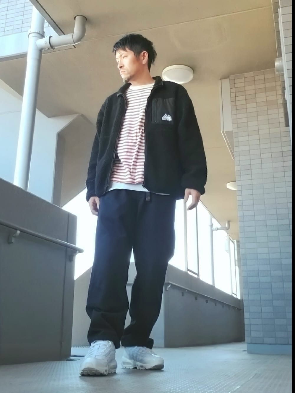 「ストリート、冬コーデ、スニーカー、ボア、クライミングパンツ、エアマックス95、マウンテンパンツ、ダッドスニーカー、ボーダー」｜「FIRST DOWNのFIRST DOWN/ファーストダウン BOA JACKET/ボアジャケット/ボアフリースブルゾン（ブルゾン、ブラック系）」を使った、磨木師さん（メンズ・176cm）の冬コーディネートの1枚目の写真