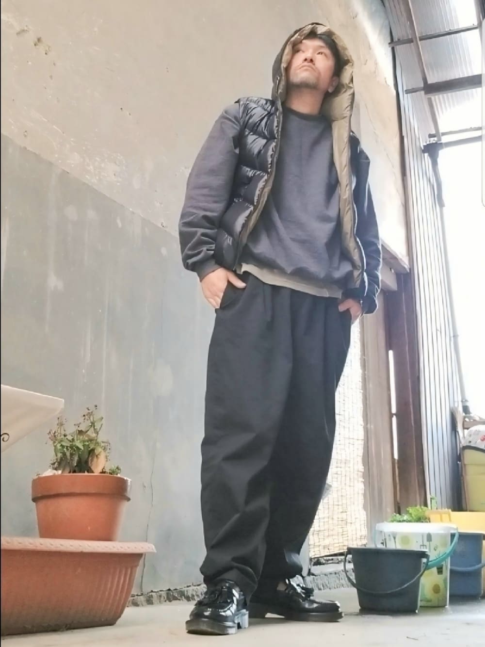 「カジュアル、大人カジュアル、ダウンベスト、スウェット、シェフパンツ、レイヤードスタイル、ローファー、タッセルローファー、モノトーン、シンプルコーデ、春アウター、春コーデ、シンプル、おでかけコーデ、39度の男」｜「ChampionのChampion PULLOVER オーバーサイズ プルオーバー クルーネック スウェット/チャンピオン（スウェット、グレー系）」を使った、磨木師さん（メンズ・176cm）の春コーディネートの1枚目の写真