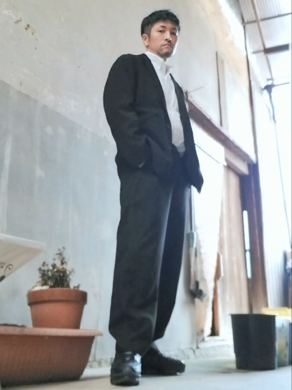 「ジャケット、春服みてみて、春コーデ、ドレスダウン、カジュアルアップ、シャツイン、スニーカー、ヴェイパーマックス、スニーカーコーデ、テーラードジャケット、モノトーン、シンプルコーデ、スラックス、足くさ、白シャツ」｜「LUCYのLUCY/【セットアップ対応商品】STRETCH LOOSE TAILORED JACKET（テーラードジャケット、ブラック系）」を使った、磨木師さん（メンズ・176cm）の春コーディネートの1枚目の写真