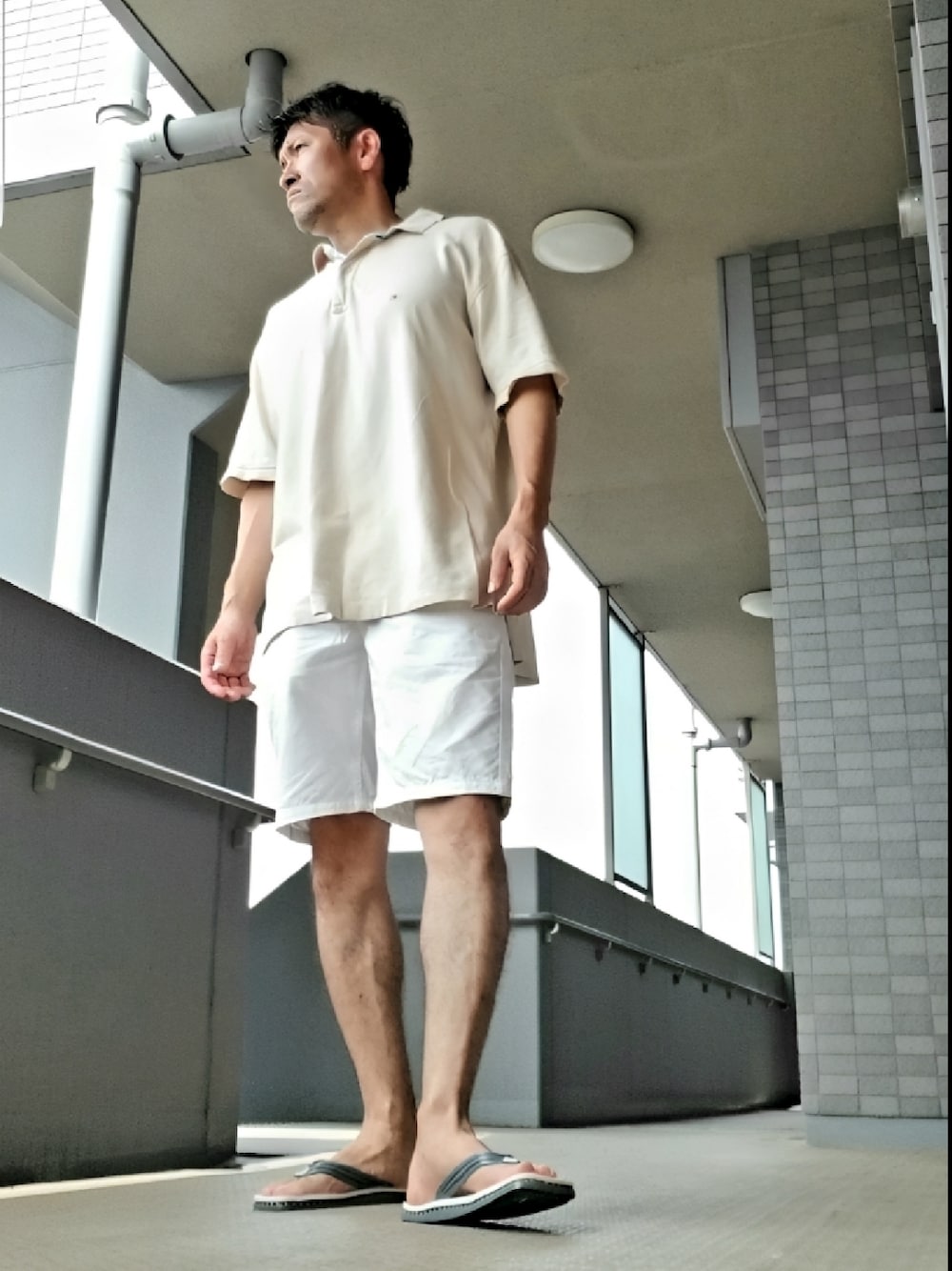 「休日コーデ、夏、シンプル、淡色コーデ、ショートパンツ、ハーフパンツ、短パン、ポロシャツ、ビーチサンダル」｜「POLO RALPH LAURENの8インチ ストレッチ ストレート フィット チノ ショートパンツ（チノパンツ、ホワイト系）」を使った、磨木師さん（メンズ・176cm）の夏コーディネートの1枚目の写真