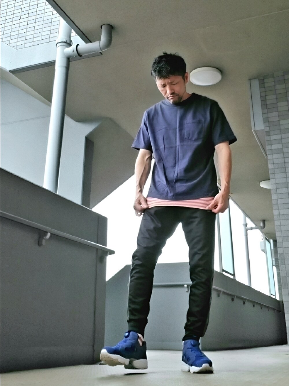 「Tシャツコーデ、夏コーデ、夏だ！Tシャツ着よう！、ポンプフューリー、しましま」｜「Morris & SonsのMORRIS & SONS | ロータスジャージー ポケットTシャツ MEN（Tシャツ/カットソー、ブルー系）」を使った、磨木師さん（メンズ・176cm）の夏コーディネートの1枚目の写真