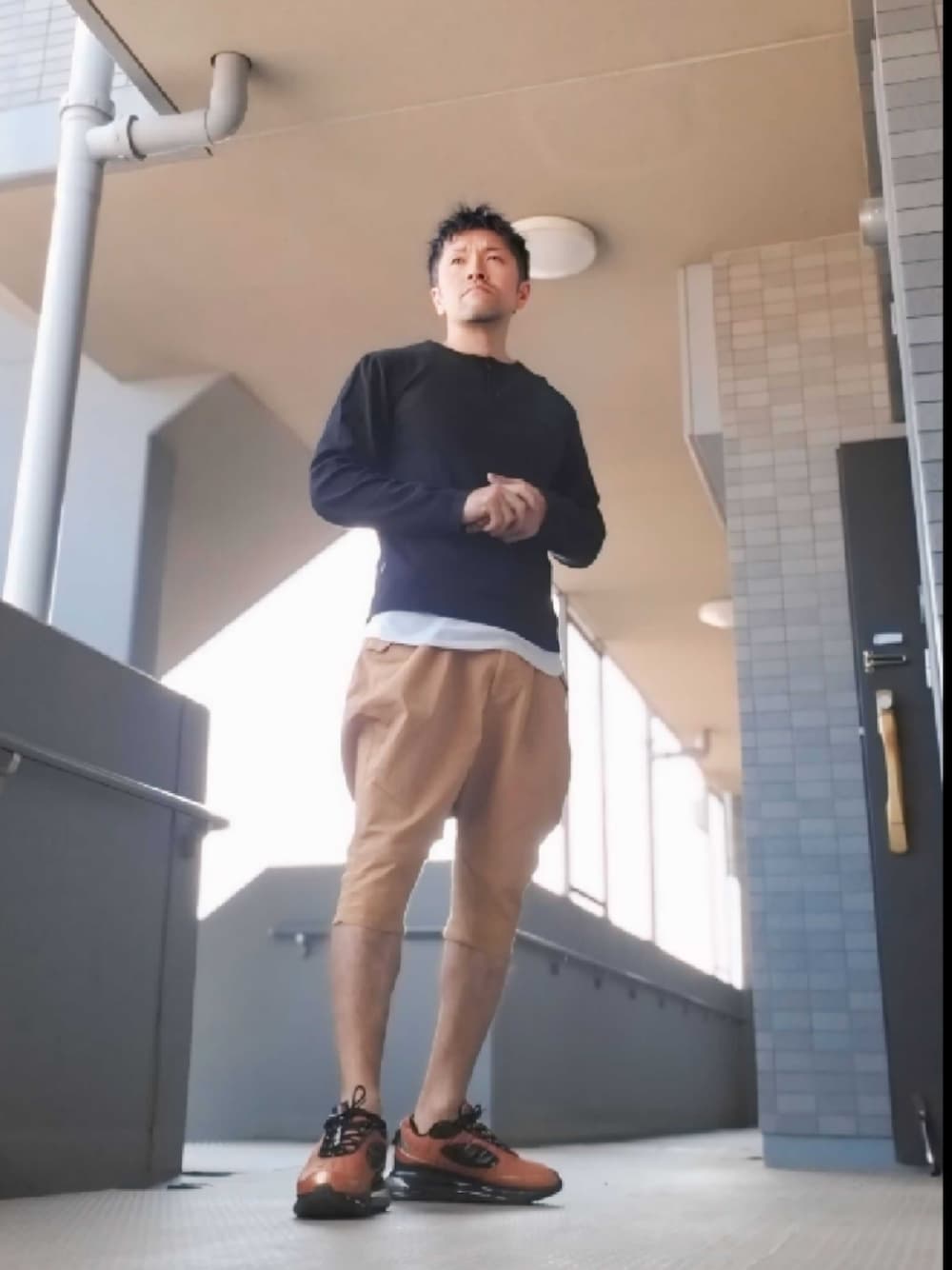 「ロンT、ヘンリーネック、レイヤードスタイル、ハーフパンツ、短パン、ショートパンツ、半ズボン、エアマックス720」｜「NIKEの＜NIKE＞ MX-720-818/エアマックス720（スニーカー、その他）」を使った、磨木師さん（メンズ・176cm）の夏コーディネートの1枚目の写真