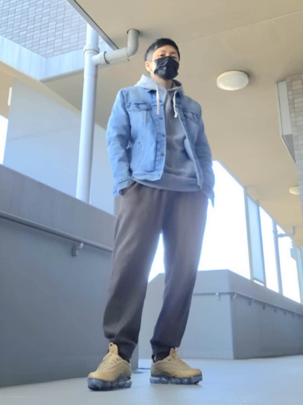 「パーカー、ジージャン、デニムジャケット、Gジャン、スウェットパンツ、ヴェイパーマックス、ストリート」｜「Levi'sの【Levi's】トラッカージャケット（デニムジャケット、ブルー系）」を使った、磨木師さん（メンズ・176cm）の春コーディネートの1枚目の写真