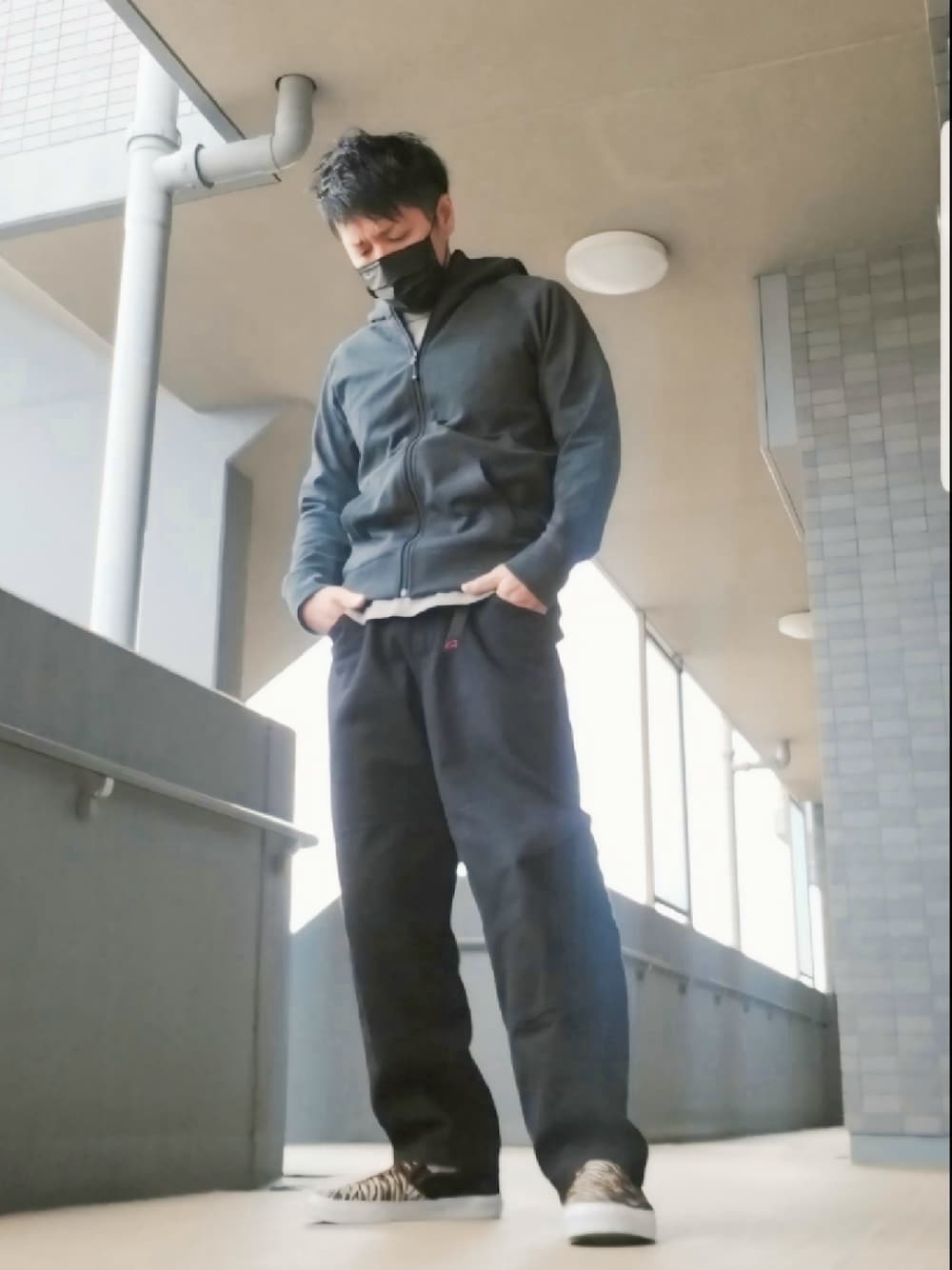 「シンプルスタイル、春、春のNewスタイル、シンプル、マウンテンパンツ、ストリート、スリッポン、レイヤードスタイル、フーディー、虎柄、きれいめカジュアル、大人カジュアル」｜「VANSのVANS/CLASSIC SLIP-ON（スニーカー、その他）」を使った、磨木師さん（メンズ・176cm）の春コーディネートの1枚目の写真