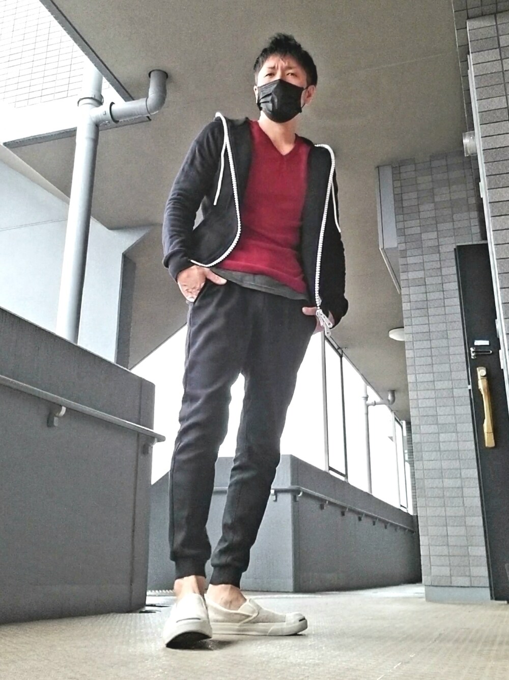 「シンプル、春服、差し色、トラックパンツ、スリッポン、ラフ、シンプルコーデ、コンバース、レイヤードスタイル、休日スタイル」｜「VIBGYORの【VIBGYOR BY AS】Vネック7分袖カットソー(GW)（Tシャツ/カットソー、レッド系）」を使った、磨木師さん（メンズ・176cm）の春コーディネートの1枚目の写真