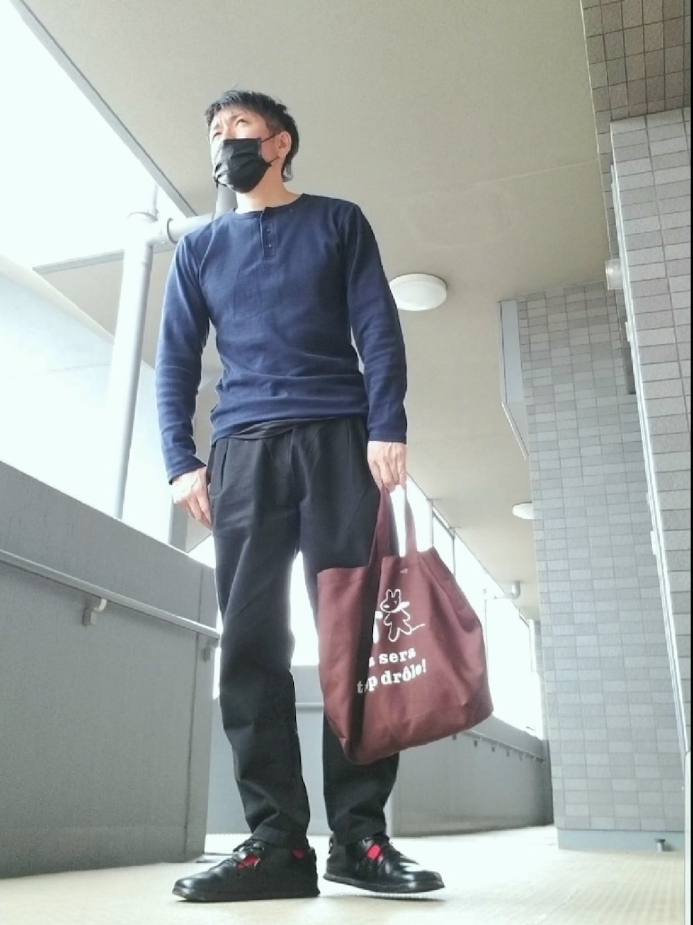 「休日スタイル、トートバッグ、春服、カジュアルコーデ、シンプルコーデ、シェフパンツ、差し色、オートミール、腸活、食物繊維、タンパク質、筋肉の味方、ヘンリーネック」｜「CIAOPANICの【WEB限定】ユニセックスで履けるシェフパンツ/イージーリラックステーパードパンツ（その他パンツ、ブラック系）」を使った、磨木師さん（メンズ・176cm）の春コーディネートの1枚目の写真