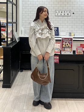 「LOWRYS FARM（ローリーズファーム）のレースデニム　601055（デニムパンツ、ブルー系）」を使った、こはるさん（レディース・167cm）の春コーディネート