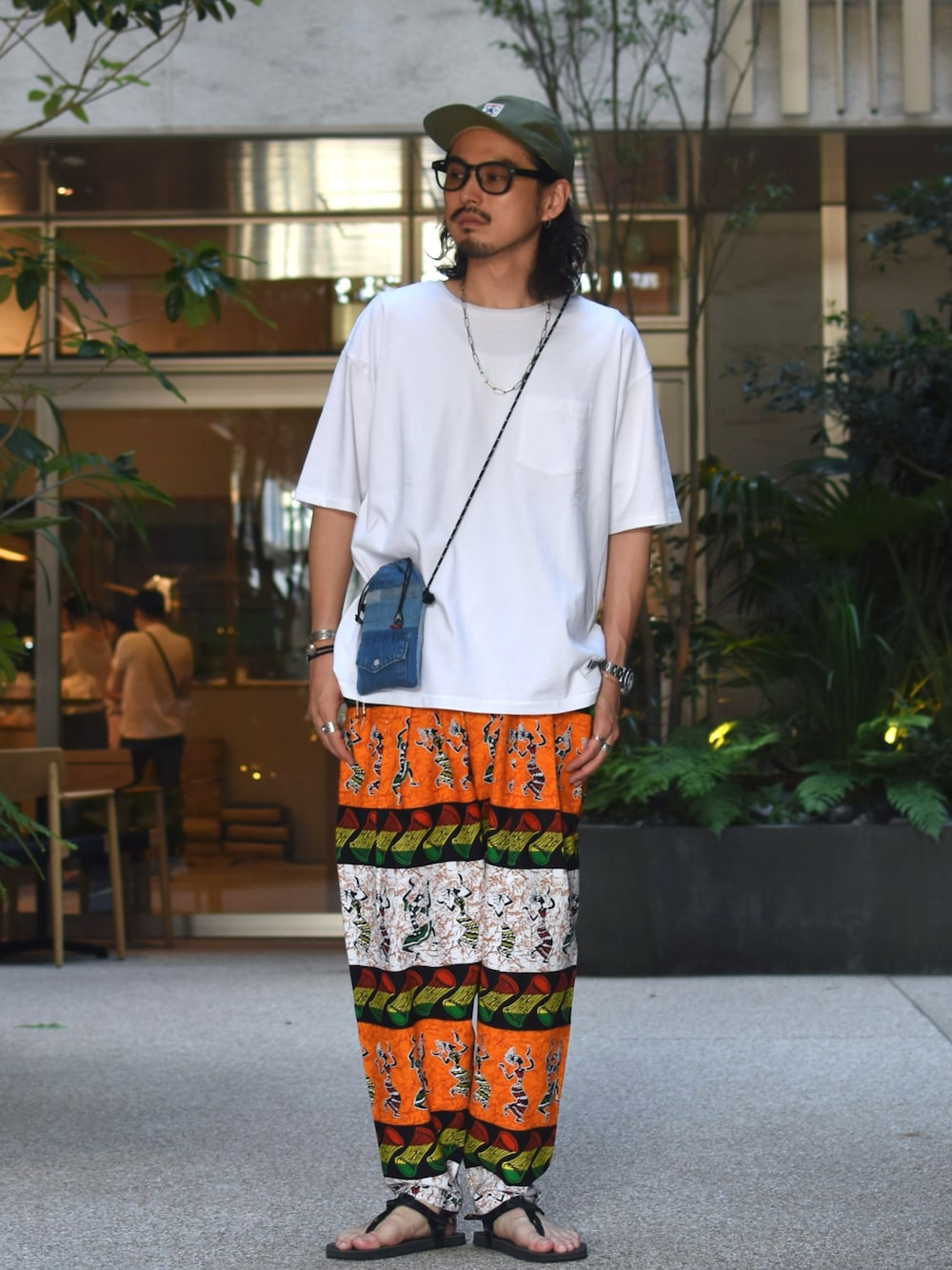 ホワイト系のTシャツ/カットソー、その他のパンツ、ブルー系のバッグを着用したメンズの夏コーディネートの1枚目の写真