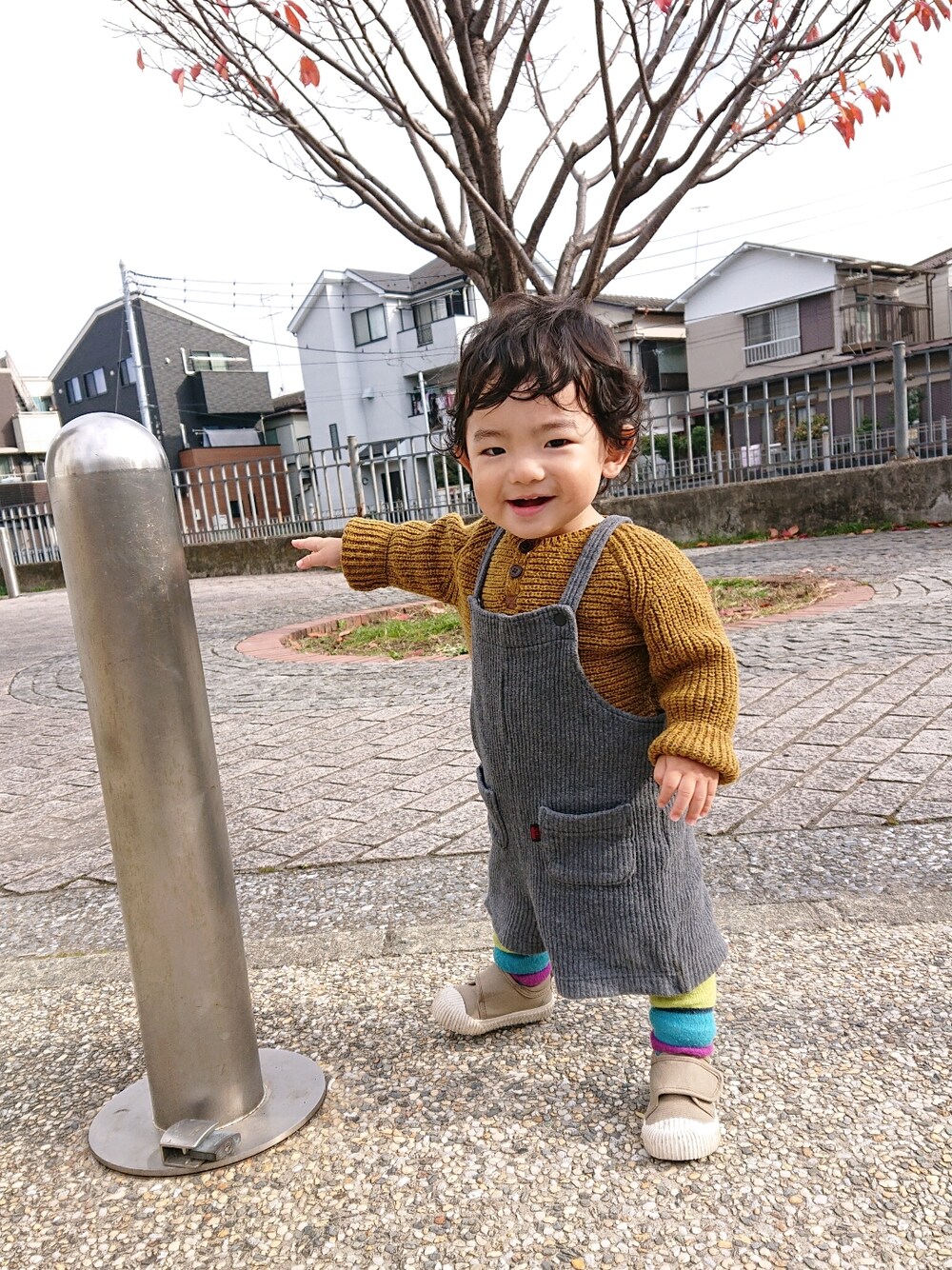 「韓国こども服」｜「COMME CA DU MODEのアイテム（サロペット/オーバーオール、グレー系）」を使った、nogamomさん（キッズ・80cm）の春コーディネートの1枚目の写真