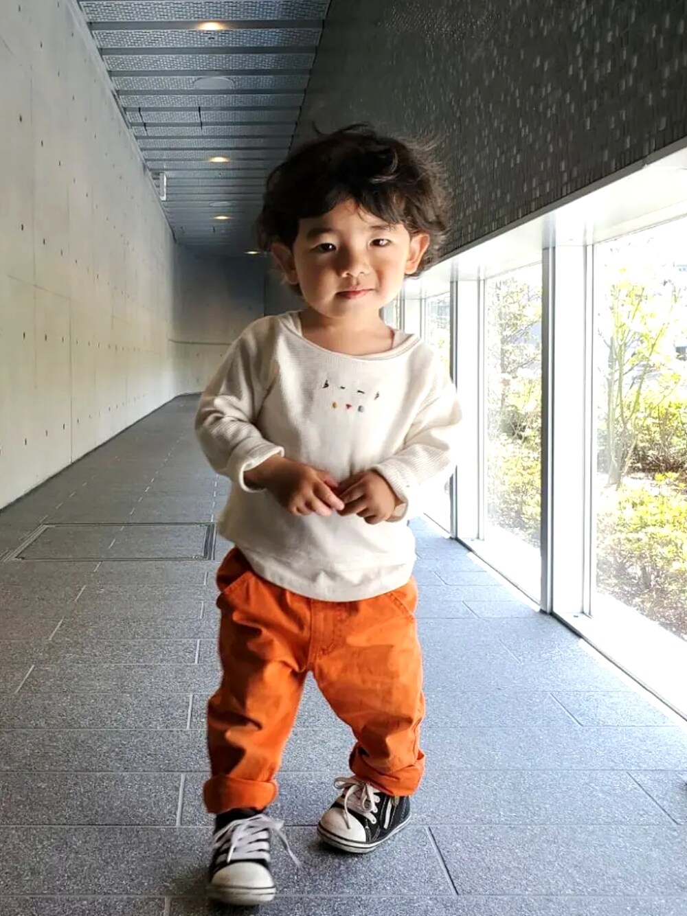 「オレンジ、カラーパンツ、ごきげんウィーク」｜「CONVERSEのアイテム（スニーカー、ブラック系）」を使った、nogamomさん（キッズ・80cm）の春コーディネートの1枚目の写真
