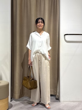 「Jena espace merveilleux（ジェナ　エスパスメルヴェイユ）のバックギャザー異素材シャツ（シャツ/ブラウス、ホワイト系）」を使った、すがのさん（レディース・160cm）の春コーディネート