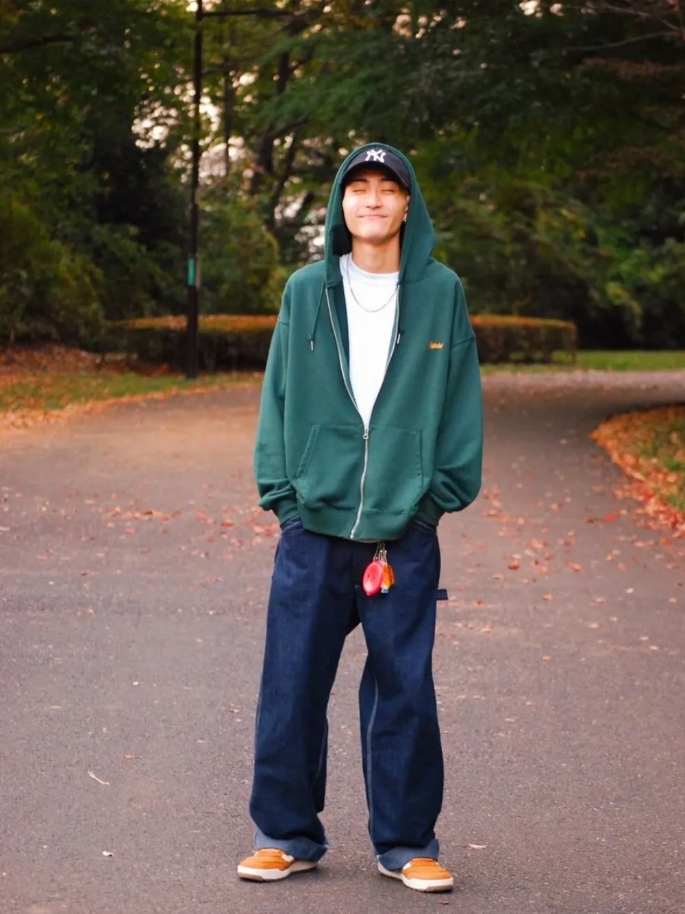 「ファッション好きと繋がりたい、おしゃれさんと繋がりたい、メンズコーデ、スニーカー、古着コーデ、デニム、ストリートコーデ、ストリート、デニムコーデ、いいね、save、フォローお願いします🤑」｜「NEW ERAのアイテム（キャップ、ブラック系）」を使った、tougo0rvさん（メンズ・175cm）の秋コーディネートの1枚目の写真