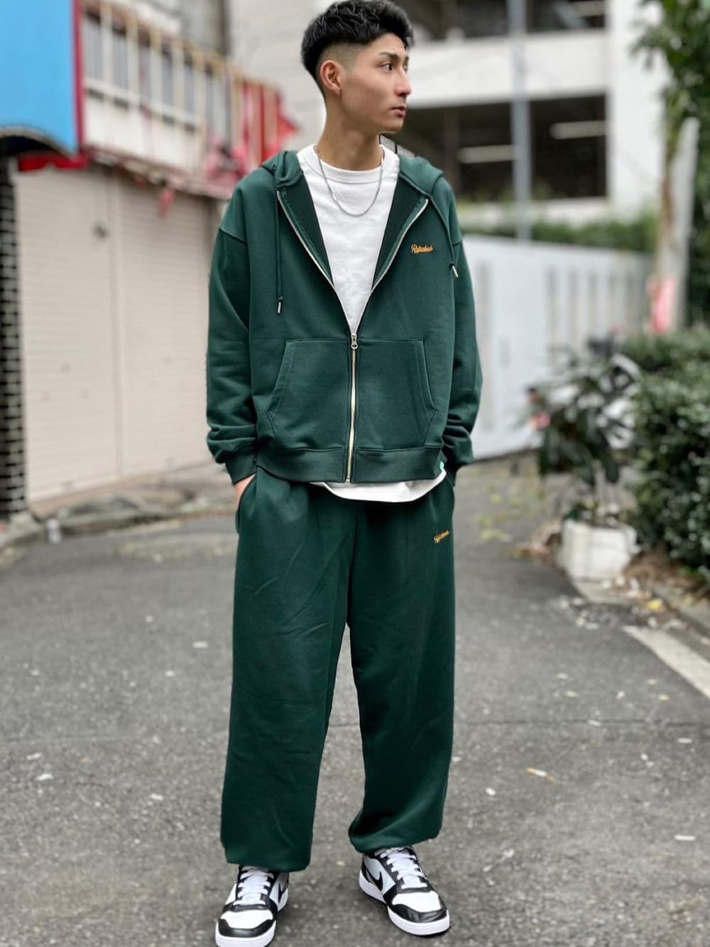 「スニーカー、ストリート、スニーカーコーデ、ストリートコーデ、ストリートMIX、お洒落さんとつながりたい、ワイドパンツ、GU、Right-on、Right-onコーデ、NIKE、休日スタイル、いいね、save、フォローお願いします🤑、インスタフォローしてね！、プチプラ」｜「GUのアイテム（その他トップス、ホワイト系）」を使った、tougo0rvさん（メンズ・175cm）の冬コーディネートの1枚目の写真