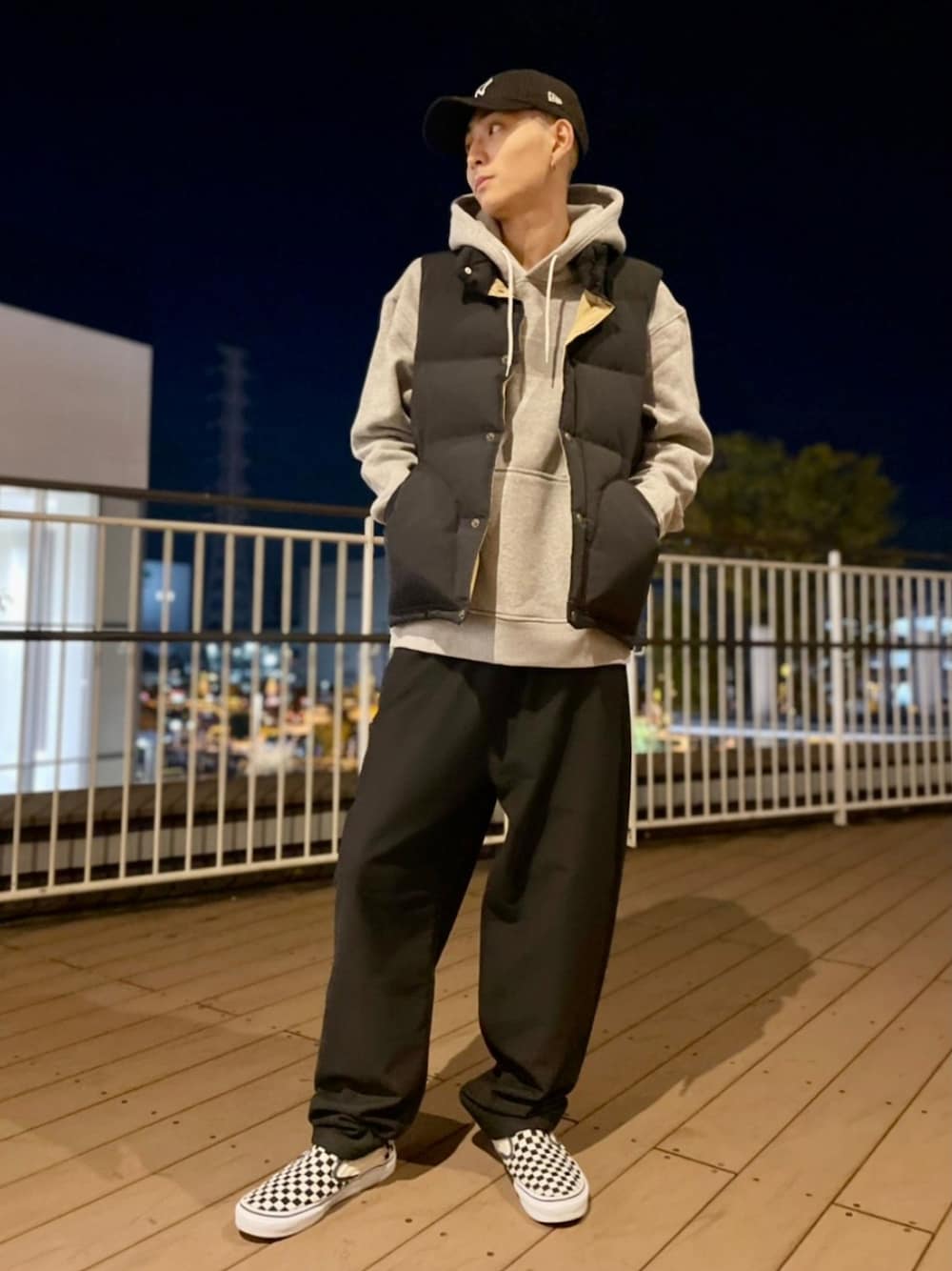 「大人コーデ、お洒落さんとつながりたい、休日スタイル、スニーカーコーデ、大人カジュアル、オーバーサイズ、ストリート、ダウンジャケット、VANS、秋冬コーデ、ワントーンコーデ、ダウンベスト、ベストダウン」｜「NEW ERAのアイテム（キャップ、ブラック系）」を使った、tougo0rvさん（メンズ・175cm）の秋コーディネートの1枚目の写真