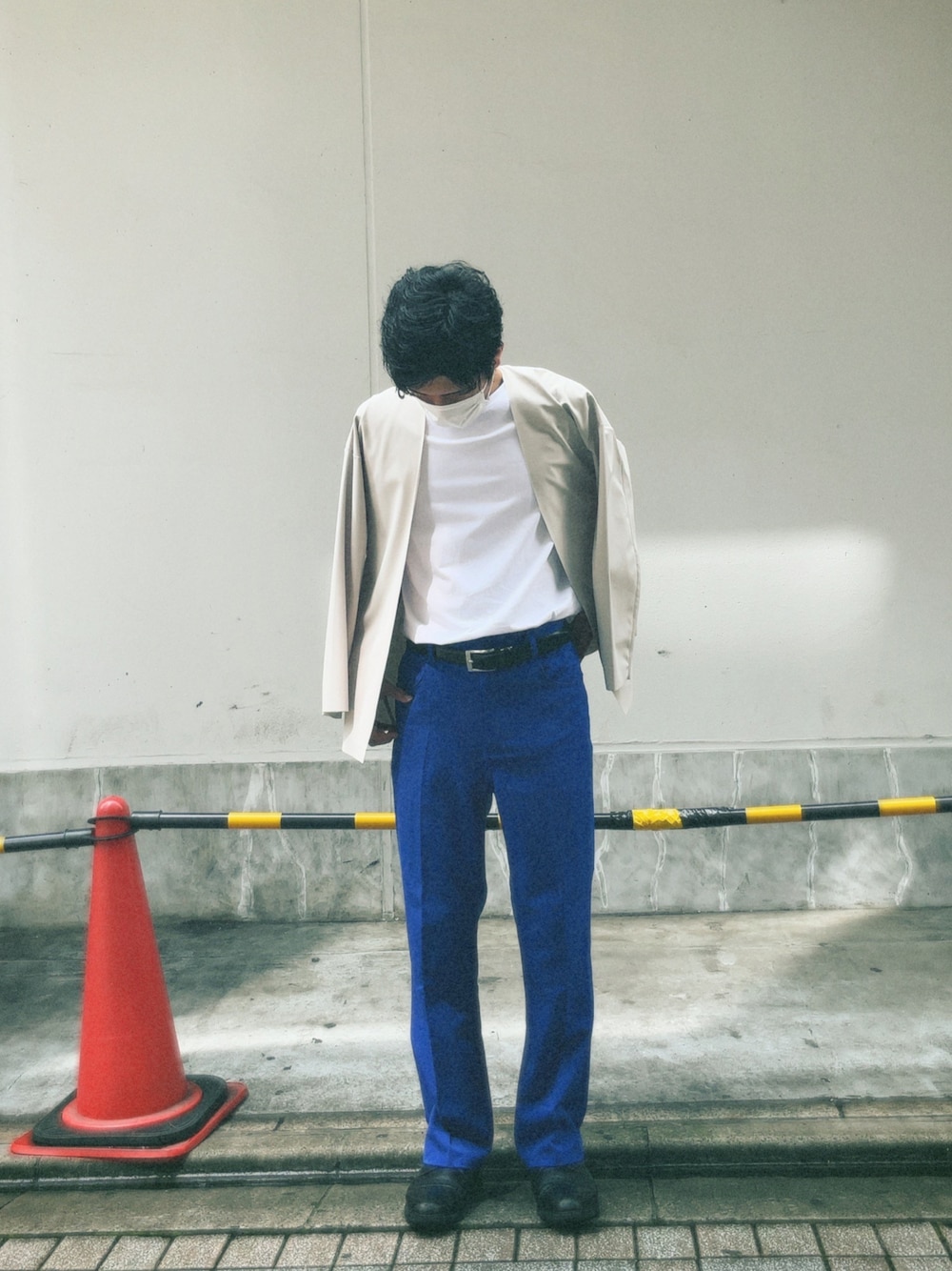 ブルー系のスラックス、ベージュ系のカーディガン/ボレロ、ブラック系のドレスシューズを着用したメンズの夏コーディネートの1枚目の写真