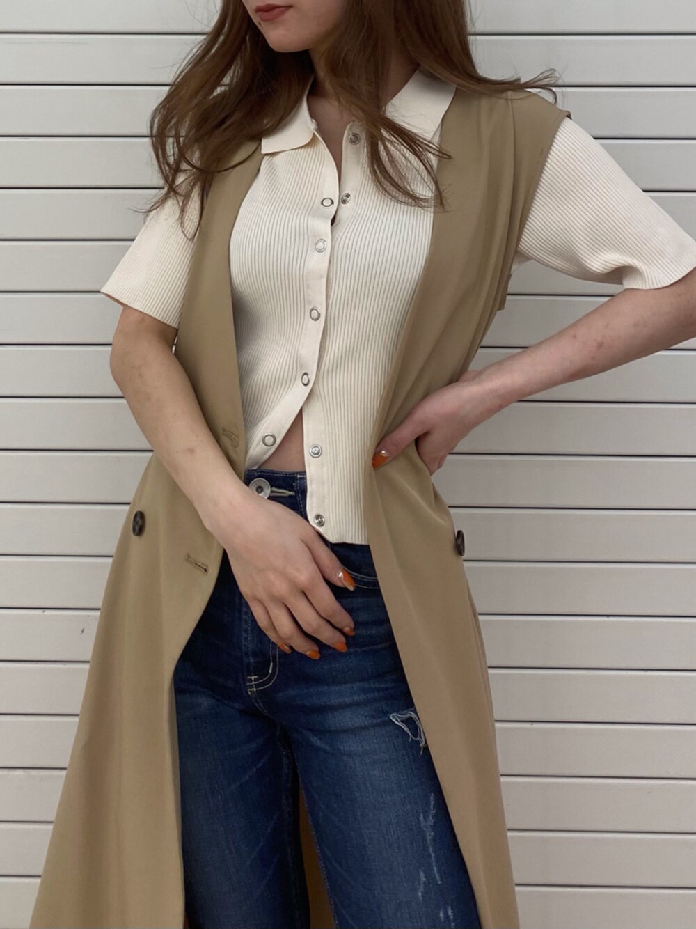 ベージュ系のトレンチコート、ブラック系のパンプス、ホワイト系のTシャツ/カットソーを着用したレディースの春コーディネートの1枚目の写真