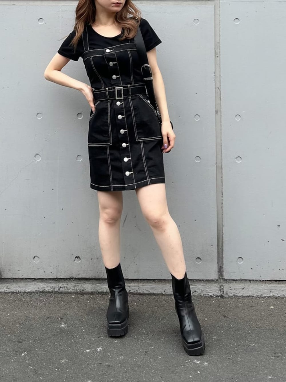 ブラック系のブーツ、ブラック系のジャンパースカート、ブラック系のTシャツ/カットソーを着用したレディースの夏コーディネートの1枚目の写真