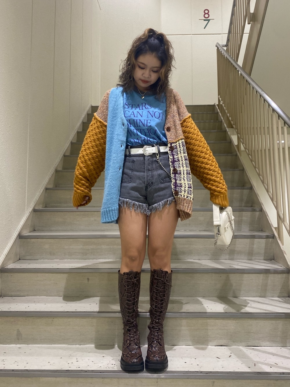 「厚底シューズ、ロングブーツ、秋冬コーデ、秋コーデ、パッチワーク、ラグランTシャツ、ウエスタンベルト、コーデュロイ、ブルーコーデ、オレンジコーデ、カーディガン、カーディガンコーデ、デニム、デニムパンツ、編み上げブーツ」｜「jouetieのフリンジデニムショートパンツ（デニムパンツ、ブラック系）」を使った、MIUさん（レディース・158cm）の秋コーディネートの1枚目の写真