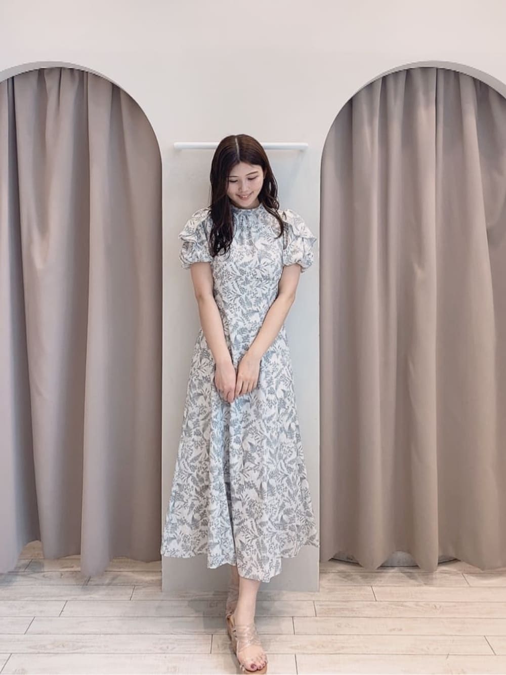 ホワイト系のワンピース、その他のサンダルを着用したレディースの春コーディネートの1枚目の写真