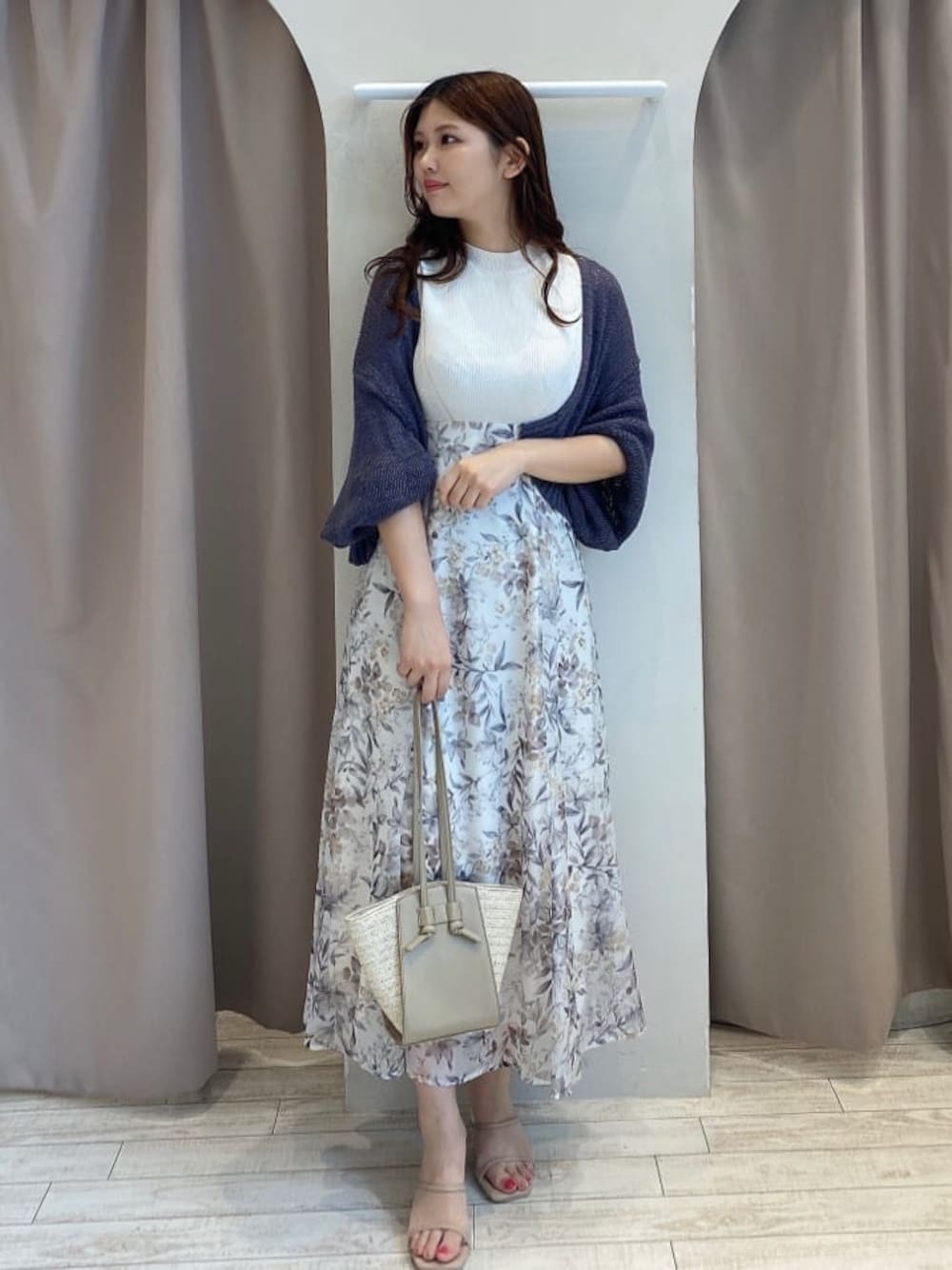 ブルー系のカーディガン/ボレロ、ベージュ系のサンダル、ホワイト系のワンピースを着用したレディースの夏コーディネートの1枚目の写真