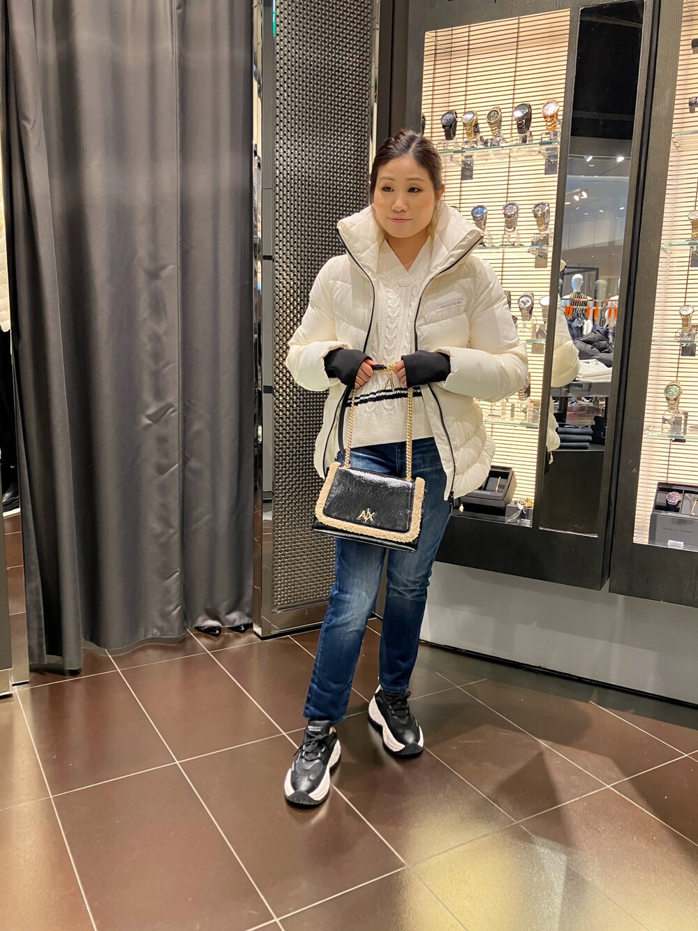 「armaniexchange、AXchanger、カジュアルコーデ、冬アウター、スニーカーコーデ、白ニット」｜「ARMANI EXCHANGEの【A|X アルマーニ エクスチェンジ】スタンドネックパファージャケット（ブルゾン、ホワイト系）」を使った、SHIRA★TAMAさん（レディース・153cm）の冬コーディネートの1枚目の写真