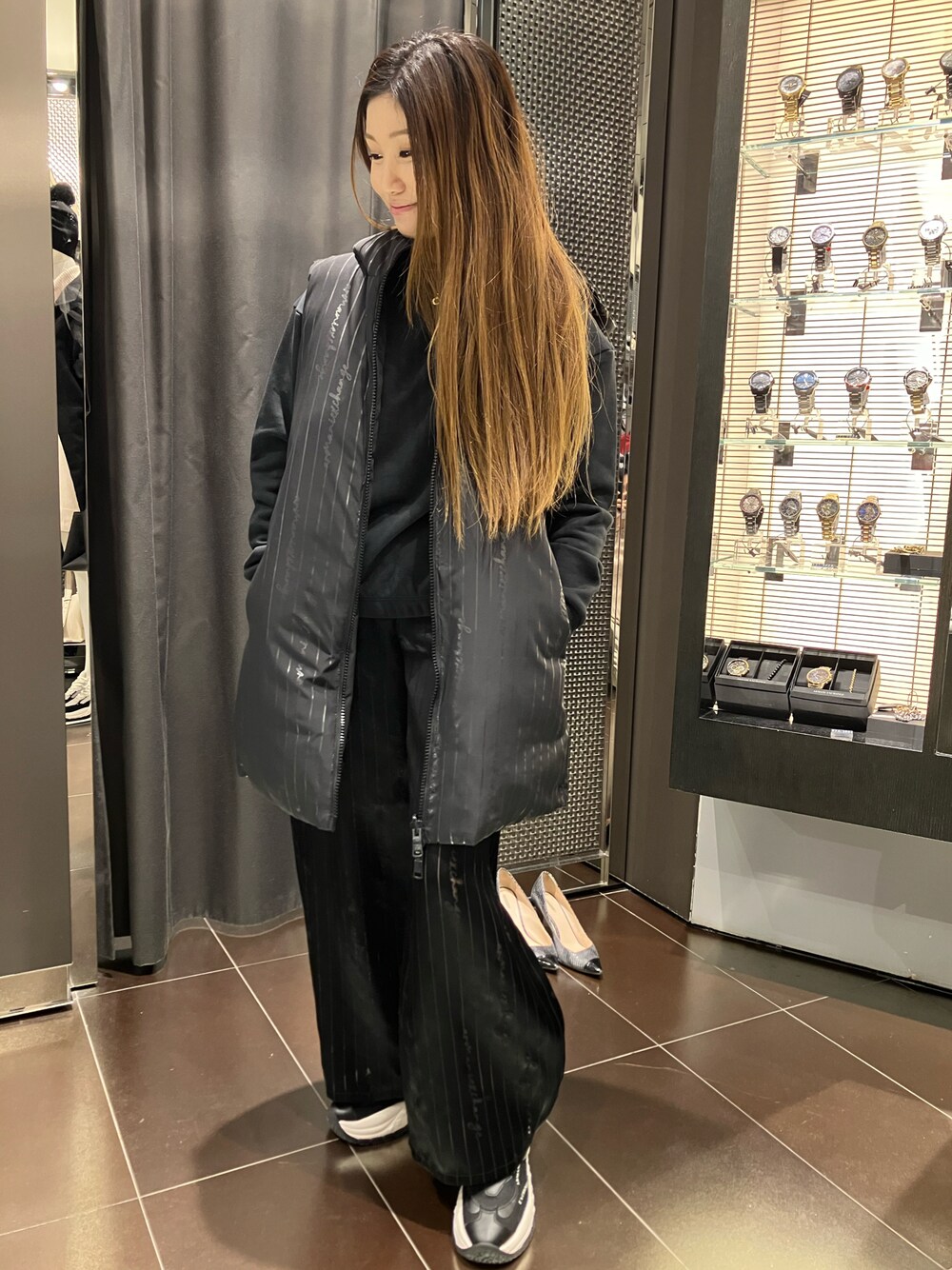 「ベストスタイル、ワイドパンツ、きれいめカジュアル、モノトーン、ARMANIEXCHANGE、EXCHANGE、アルマーニエクスチェンジ、AXchanger」｜「ARMANI EXCHANGEの【A|X アルマーニ エクスチェンジ】ラインロゴ　リバーシブルパファーベスト（ベスト、ブラック系）」を使った、SHIRA★TAMAさん（レディース・153cm）の冬コーディネートの1枚目の写真