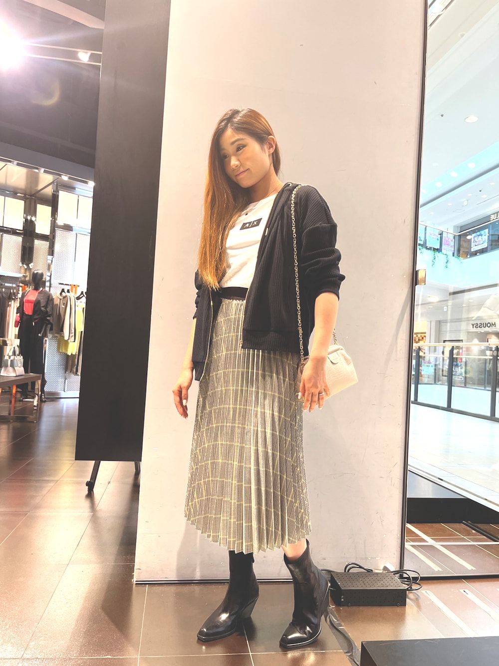 「AXchanger、AXchange、アルマーニエクスチェンジ、きれいめカジュアル、秋先取りコーデ、プリーツスカート」｜「ARMANI EXCHANGEの【A|X アルマーニ エクスチェンジ】ブラッシュドリブ　フーデッドジップアップパーカー（スウェット、ブラック系）」を使った、SHIRA★TAMAさん（レディース・153cm）の秋コーディネートの1枚目の写真