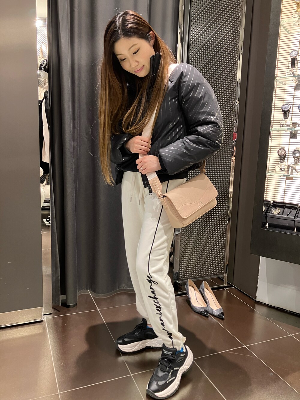 「オトナカジュアル、スニーカー、スウェットパンツ、ブルゾンコーデ、アルマーニエクスチェンジ、AXchanger、エクスチェンジ、EXCHANGE」｜「ARMANI EXCHANGEの【A|X アルマーニ エクスチェンジ】ラインロゴ　パファージャケット（ブルゾン、ブラック系）」を使った、SHIRA★TAMAさん（レディース・153cm）の冬コーディネートの1枚目の写真