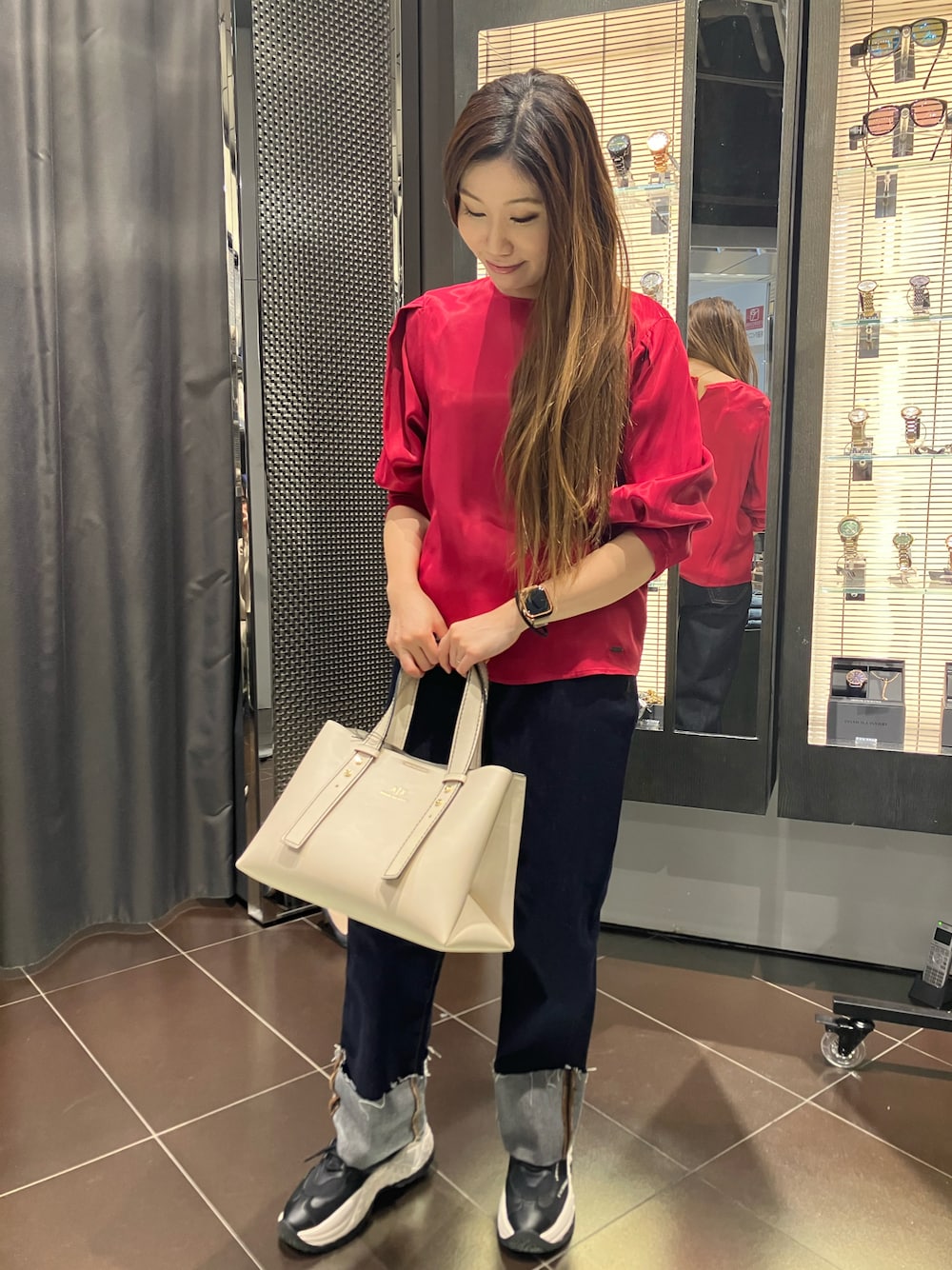 「ARMANIEXCHANGE、アルマーニエクスチェンジ、EXCHANGE、AXchanger、赤、ブラウス、ロールアップ、お出かけコーデ」｜「ARMANI EXCHANGEのアイテム（トップス、レッド系）」を使った、SHIRA★TAMAさん（レディース・153cm）の冬コーディネートの1枚目の写真