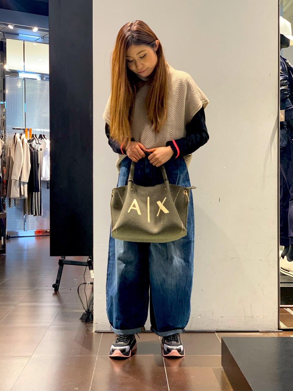 「armaniexchange、AXchanger、アルマーニエクスチェンジ、AXchange、ベージュ、秋のコーデ、きれいめカジュアル、デニム」｜「ARMANI EXCHANGEの【A|X アルマーニ エクスチェンジ】ドロップショルダー　半袖モックネックニット（ニット/セーター、ベージュ系）」を使った、SHIRA★TAMAさん（レディース・153cm）の秋コーディネートの1枚目の写真